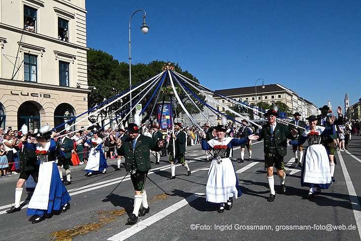 Brauchtumsgruppen beim Trachten- und Schützenzug (©Foto: Ingrid Grossmann) 